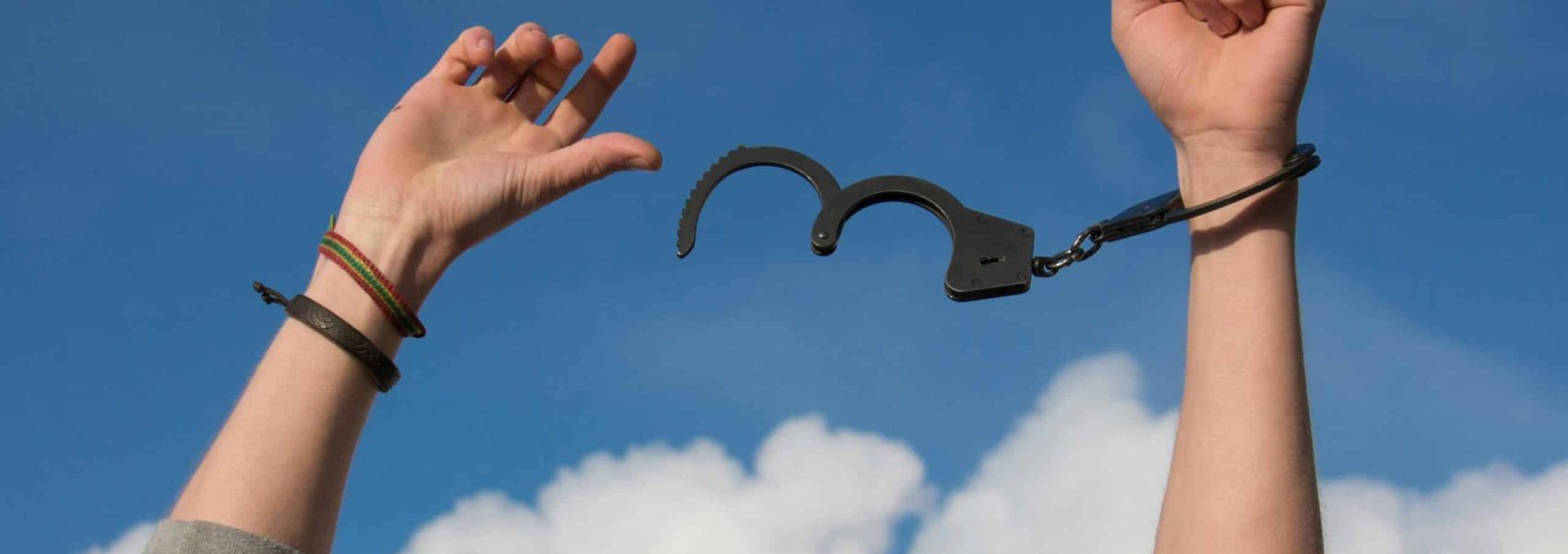 Terör Örgütü Üyeliği Suçuyla ilgili Yapılan Yargılamada Suç Oluşturmayan Eylemler Nedeniyle Ceza Verilmesi -Suçta ve Cezada Kanunilik İlkesi: Terör Örgütüne Üye Olma Suçundan Verilen Mahkûmiyet Nedeniyle İhlal Kararı - AYM Bireysel Başvuru Avukatı - Anayasa Mahkemesi Bireysel Başvuru Avukatı - Anayasa Mahkemesi Kararları - Kayseri Ceza Avukatı Zülküf Arslan Hukuk Bürosu